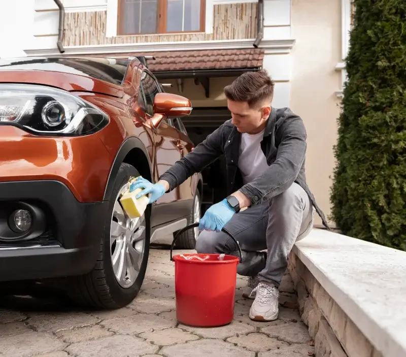 Lavage auto à domicile Jassans-Riottier : professionnel intervenant sur un véhicule